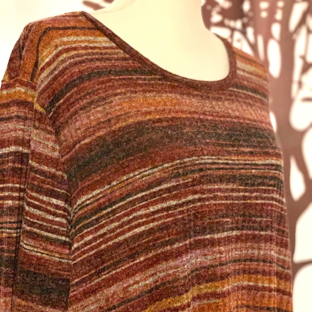 Lovely Kim Rogers Shark-bite Top